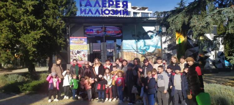 Во Всемирный день ребенка многодетные семьи с радостью посетили Галерею иллюзий в Алуште